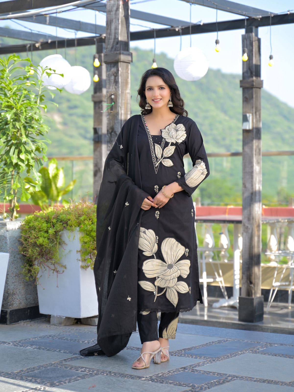 Rani pink premium cotton suit – close-up hand embroidery neckline and scalloped sleeve cuffs